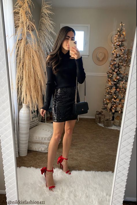 Black Sparkly Skirt Outfit, Leather Skirt Holiday Outfit, Outfit Posada, Sparkly Skirt Outfit, Sweater With Dress, Black Leather Skirt Outfit, Holiday Skirt Outfits, Nye Outfit Ideas, Nye Look