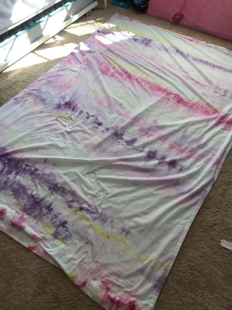 This is a project was so fun to do! And was perfect for this hot, hot heat we’re having down here in Georgia! A super fun twist on traditional tie dye and a great project to add color to any boring white, cotton item! So grab the kids and a couple bags of ice and take the crafting fun outside for the day! So for this project you will need: 1 set of cotton bed sheets (mine were cotton/poly blend and still worked, but the dye would be more vibrant on 100% cotton, or any other natural… Comfiest Bed, Unicorn Themed Room, Bathtub Cover, Reuse Old Clothes, Diy Candle Sticks, Large Chalkboard, Cotton Bed Sheets, Dinosaur Room, Fabric Placemats