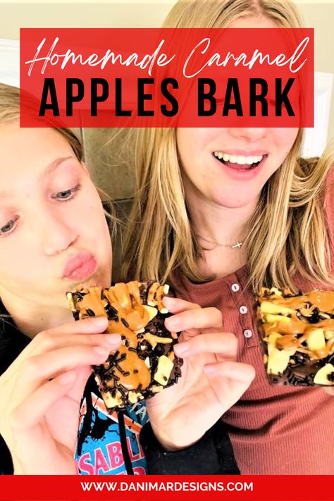 An amazingly festive late summer/fall dessert that resembles a classic caramel apple, but in bite-size form. This caramel apple bark is delish! #saltedcaramelapplebark #chocolatecaramelapplebark #caramelapplepretzelbark #easycaramelapplebark #caramelapplerecipes #applebark #caramelapplerecipe Caramel Apple Bark, Apple Bark, Homemade Caramel Apples, Fall Recipes Appetizers, Crunchy Caramel, Pretzel Bark, Caramel Apples Homemade, Caramel Apples Recipe, Fall Crockpot Recipes