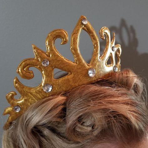 How to Make a Crown From Hot Glue Hot Glue Crown, How To Make A Crown, Diy Princess Crown, Costume Headpieces, Diy Crowns, Crowns And Tiaras, Dragon Master, Princess Accessories, Make A Crown