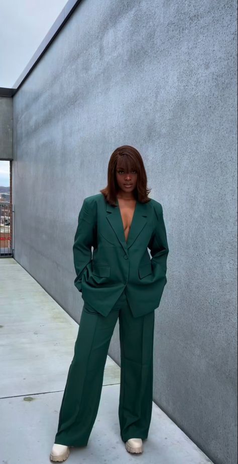 Suits For Women Curvy, Suit Graduation Pictures Women, Josie Aesthetic, Black Women In Suits, Graduation Suits For Women, Green Suit Women, Green Outfits For Women, Baggy Outfit Ideas, Graduation Suits