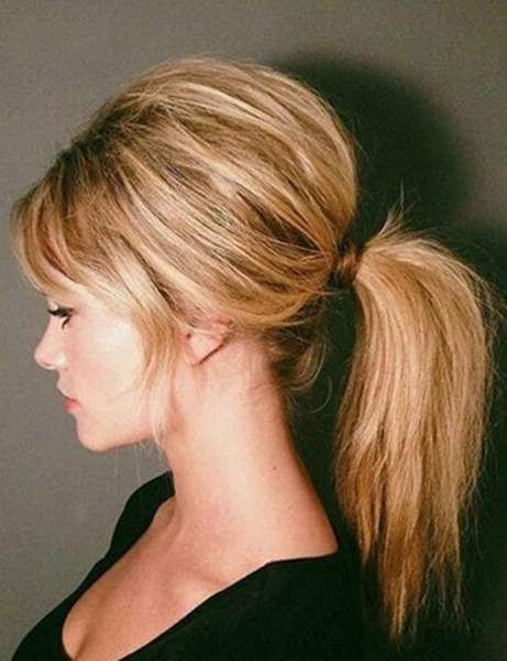 Les cheveux sont placés sur le côté puis torsadés jusqu'à former un joli chignon. Retro Ponytail, Bardot Hair, Celebrity Short Hair, 60s Hair, A Ponytail, Long Hair With Bangs, Long Blonde, Long Blonde Hair, Volume Hair