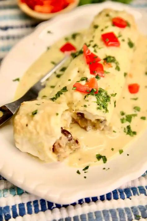 Smothered Chicken Burritos are a snap to make for dinner for busy weeknights. Made with grilled chicken, black beans and cheese, smothered in a green chile sauce. Smothered Chicken Burritos Easy, Smothered Burritos Chicken, Smothered Chicken Burrito Recipe, Smothered Frozen Burritos, Chicken Black Bean Burrito, Smothered Chicken Burritos, Smothered Burritos, Grilled Whole Chicken, Chicken Black Beans