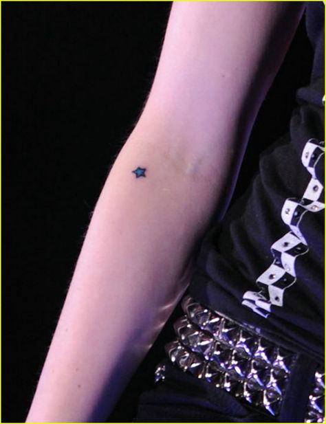 tat Avril Lavigne Tattoo, The Best Damn Thing, Dainty Tattoos, Star Tattoos, Avril Lavigne, Piercing Tattoo, Tattoos And Piercings, I Tattoo, Small Tattoos