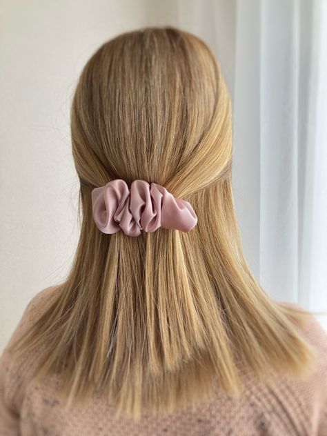 Scrunchies Ideas, Fashion Collection Inspiration, Scrunchie Hair, Scrunchie Hairstyles, Hair Clip, Scrunchies, Fashion Collection, Tiara, Hair Clips