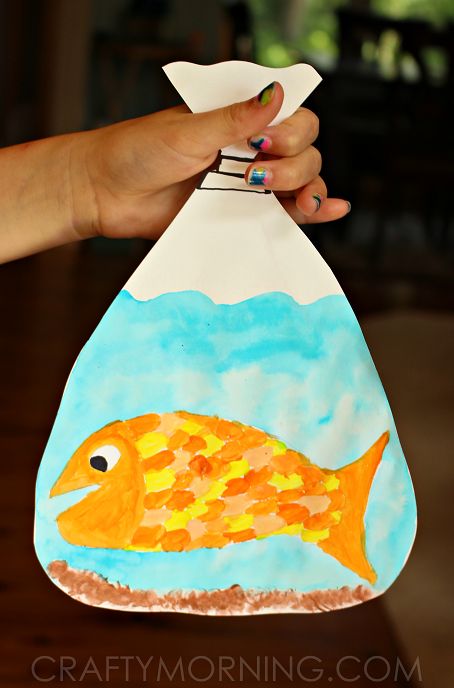 Goldfish in a Bag Painting (Kids Craft) - Crafty Morning Goldfish In A Bag, Diy With Kids, Classe D'art, Kids Painting Crafts, Bag Painting, Bag Craft, Ocean Crafts, Daycare Crafts, Kindergarten Art