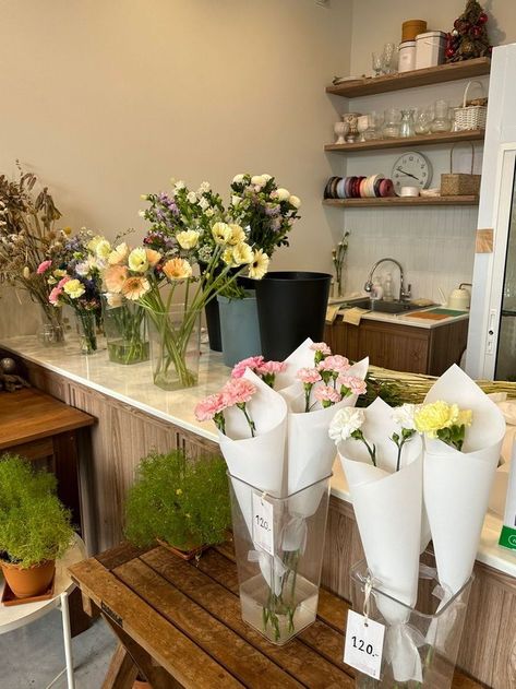 French Flower Market, Florist Aesthetic, Flower Shop Aesthetic, Julian Lopez, Flower Shop Decor, Flower Cafe, Flower Shop Design, Lauren Asher, Floral Business