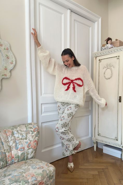 Red Sweater Knit, Sweater Dress Outfit Oversized, Crochet Bow Sweater, Pastel Sweater Outfit, Bow Sweater Outfit, Christmas Sweater Aesthetic, Bows Outfit, Christmas Sweater Outfit, Sweater Bow