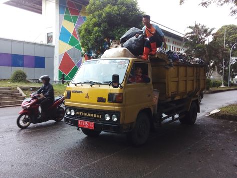 Mobil Truk Damp Sampah Mitsubishi Colt Diesel. Di Kebumen Dari Jaman Dinas DKP.DPU.PERKIM LH.Hingga Jaman Dinas DLHKP Di Kab.Kebumen Jateng Indonesia Masih Buat Angkut Sampah Di Kebumen 2023 Mitsubishi Colt, Foto Dan, Indonesia