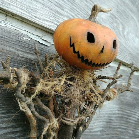 Scarecrow Door Hanger - The Green Head Gourd Scarecrows, Pumpkin Head Scarecrow, Halloween Scarecrows, Scarecrow Door Hanger, Primitive Pumpkins, Scarecrow Decorations, Scary Scarecrow, Make A Scarecrow, Fall Gourds