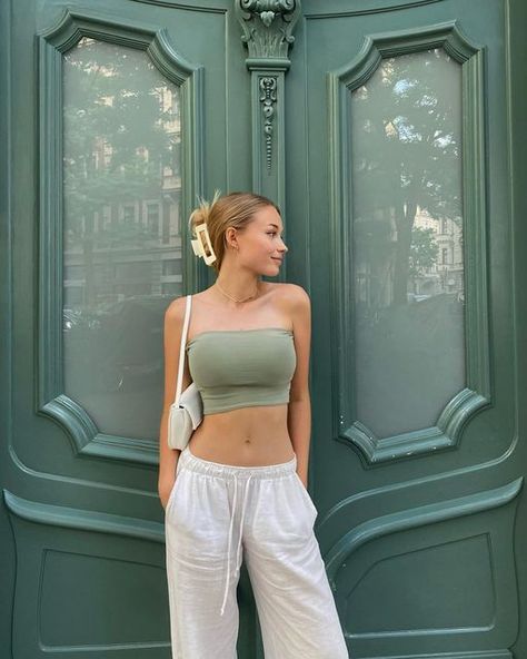 alya on Instagram: "bold of u to assume i’ll wear anything else than tube tops this summer" Green Tube Top Outfit, Soulmate Died, Tube Top Outfit, Summer Outfit Ideas For Women, Street Style Summer Outfits, Tube Top Outfits, Fits Ideas, Estilo Tropical, Outfit Inspo Summer