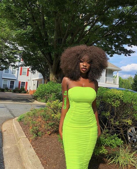 Green Bodycon Dress, Dark Skin Beauty, Dark Skin Women, Brown Skin, Black Is Beautiful, Neon Green, American Girl, Lime Green, Girl Hairstyles