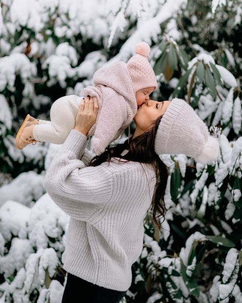 Winter One Photo Shoot, Snow Pictures With Baby, Outside Christmas Photoshoot Family, Winter Family Shoot Outfits, Christmas Family Photoshoot With Newborn, Winter Mom And Daughter Photos, Winter Mommy And Me Pictures, Winter Family Of 3 Photos, Mommy And Baby Christmas Pictures