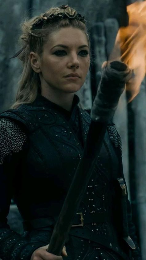 Viking Women Aesthetic, Shieldmaiden Aesthetic, Lagertha Wallpaper, Lagertha Aesthetic, Viking Aesthetic Woman, Vikings Aesthetic, Katheryn Winnick Vikings, Lagertha Lothbrok, Lagertha Vikings