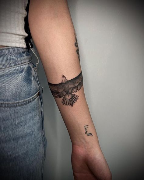 American Traditional Bald Eagle Tattoo, Golden Eagle Tattoo Design, Bald Eagle Feather Tattoo, Eagle Tattoo On Arm, Soaring Eagle Tattoo, Bald Eagle Tattoo For Women, Eagle Tattoo For Women Feminine, Eagle Tattoo Feminine, Eagle Forearm Tattoo