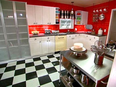 Angelo helps desperate homeowners create a 1950s atomic retro kitchen. From the experts at HGTV.com. 50s Themed Kitchen, Coca Cola Kitchen Ideas, Fun Kitchens, Coke Kitchen, Coca Cola Kitchen, Retro Americana, Ikea Raskog, Moms Kitchen, Coca Cola Decor