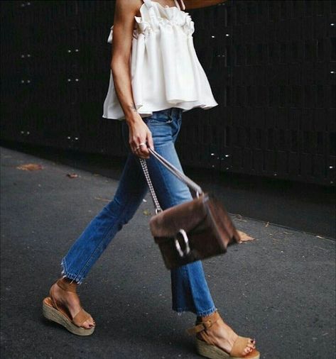 Jeans And Wedges Outfit, Espadrilles Wedges Outfit, Summer Outfits Classy, Espadrilles Outfit, Wedges Outfit, Mode Shoes, Jeans And Wedges, Look Formal, Outfits Classy