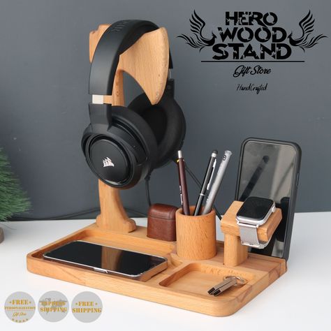 AX Design Wooden Headphone Holder, This Headphone Holder is the perfect gift idea for gamers,  Computer workers or anyone looking to organize their game room. It is made of high quality material and is available in several different colors. *Made of high quality real Hard Beech Wood, natural colored oil is used. * Headphone hanger, phone or tablet holder, airpods stand, pen holder, smart watch, All in one. *Easy to assemble, consists of a total of 4 parts. *Personalization is free. Width: 17.5cm Diy Wood Headphone Stand, Gift Wood Ideas, Wooden Holder Ideas, Headphone Holder Wood, Headset Stand Wood, Wooden Headphone Stand, Diy Headphone Holder, Diy Gifts For Gamers, Phone Holder Ideas