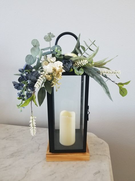 Lantern Ideas Decorative, Black Lantern Centerpiece, Decorated Lanterns, Spring Lanterns, Open Lantern, Lantern Diy, Dekoratívne Vence, Decorative Lanterns, Lantern Centerpiece Wedding