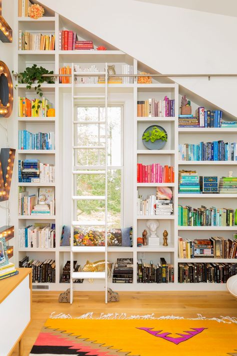 For Type-A, organized, OCD individuals a color coordinated book shelf is a must. It’s aesthetically pleasing and fun to create. Shelves Above Sofa, Book Shelf Styling, Styling A Bookcase, Bookshelf Inspiration, Cool Bookshelves, Home Design Magazines, Charleston Homes, Home Library Design, Bookshelf Styling