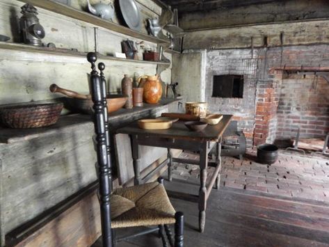 10. The Fairbanks House, Dedham Colonial Kitchens, Primitive Dining Room, Primitive Dining Rooms, England Winter, Primitive House, Primative Decor, Country Dining Rooms, Primitive Homes, Farmhouse Primitive