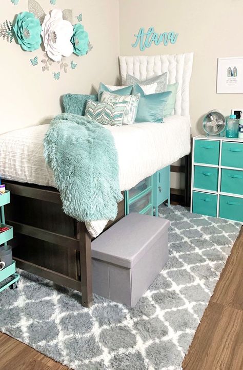 Tiffany Blue Dorm Room Teal Dorm Room, Girls College Dorm Room Ideas, House Room Design, Luxury Dorm, Chic Dorm Room, Elegant Dorm Room, Dorm Room Setup, Luxury Dorm Room, Chic Dorm