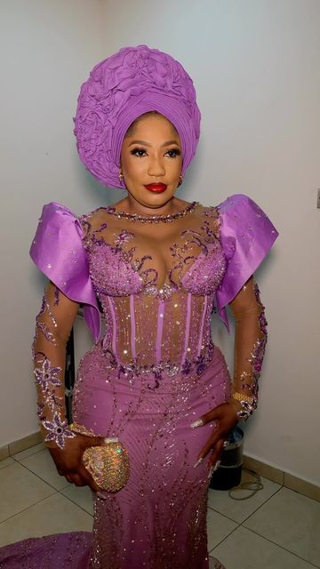 Lace Styles Asoebi, Bridal Outfits Wedding, Owanbe Styles, Asoebi Styles Lace, Lace Styles For Wedding, Latest Asoebi Styles, Aso Ebi Lace Styles, African Bridal Dress, Nigeria Wedding