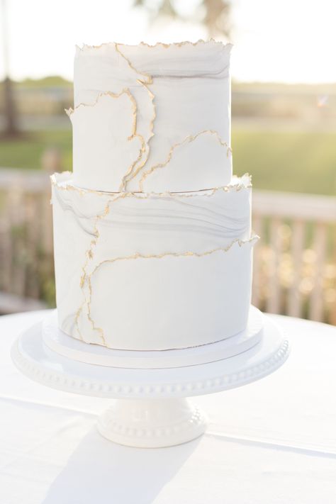 Gold And White Cake, Portland Garden, White And Gold Wedding Cake, Cake With Gold, Day Planning, Wedding Cake Servings, Wedding Cake Photos, Key West Wedding, Classic Wedding Cake