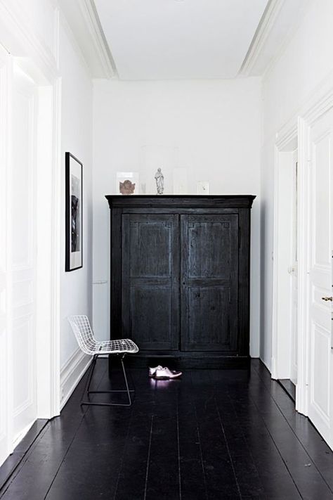 Black Floorboards, Dark Floors, Black And White Interior, Dark Wood Floors, Black Floor, Black Furniture, Painted Floors, Style At Home, White Paint