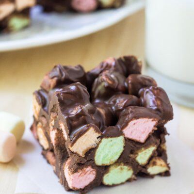 Chocolate confetti squares are a super easy, retro dessert with only 4 ingredients. They're soft and chewy with a delicious hint of peanut butter and sweet, fluffy marshmallow texture. Chocolate Marshmallow Squares, Confetti Squares, Peanut Butter Marshmallow Squares, Marshmallow Squares, Marshmallow Fudge, Peanut Butter Squares, Fudge Dessert, Marshmallow Bars, Retro Desserts