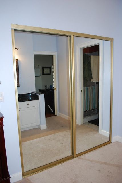 Spray paint the brass on the mirror closet doors?  Kara's Korner: Closet Part 2 : Door Makeover Rail Closet, Closet Doors Painted, Commode Shabby Chic, Diy Kast, Mirrored Wardrobe Doors, Spacious Closet, Sliding Mirror Closet Doors, Bedroom Tidy, Cheap Closet