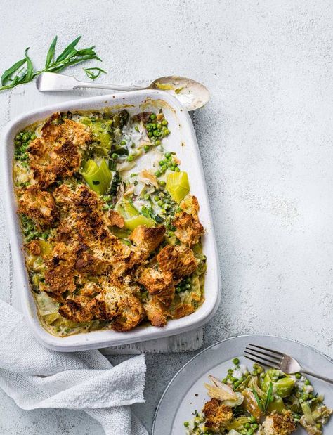 Smoked mackerel and leek gratin recipe | Sainsbury's Magazine Leek Gratin, Ocean Food, Mackerel Recipes, Smoked Mackerel, Plat Vegan, 30 Min Meals, Poached Salmon, Magazine Recipes, Fish Pie