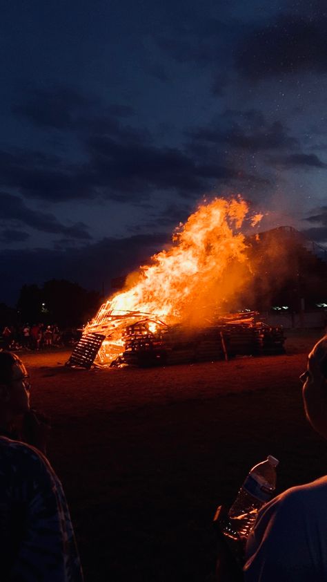 Orange Aesthetic Summer, Agnes Montague, Bond Fire, Fire Aesthetic, Burning House, Collage Pictures, Aesthetic Orange, Burning Fire, Orange Aesthetic