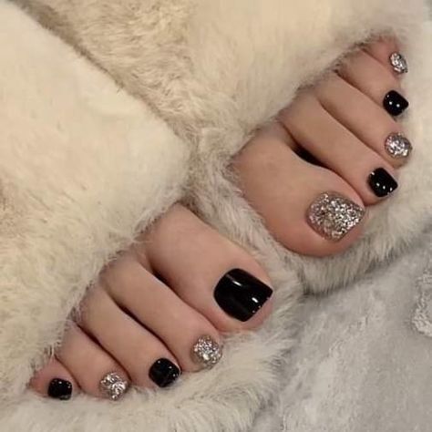 Pretty Pedicure Ideas, Black And Silver Pedicure, Goth Toe Nails, Toe Gel Nail Designs, Pedicure Nails Ideas, Ideas Para Pedicure, Sparkle Toe Nails, Goth Pedicure, Foot Nail Designs