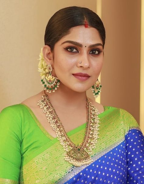 Tamil Actress In Saree Photo, Swasika Vijay Actress, Swasika Vijay, Bra Tape, Tamil Girls, Wife Material, Bun Hairstyles For Long Hair, Face Images, Beautiful Women Over 40