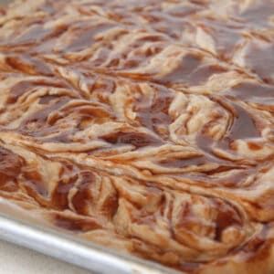 Cinnamon Roll Banana Bread Sheet Cake - Picky Palate Banana Sheet Cakes, Texas Sheet Cake Recipe, Easy Party Desserts, Banana Bread Cake, Sheet Cake Recipe, Picky Palate, Banana Pancakes Recipe, Dessert Recipes For Kids, Gluten Free Banana Bread