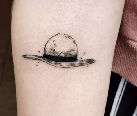 Straw Hat Tattoo, One Piece Tattoo Minimalist, Hat Tattoo, Tatuagem Masculina Pequena, Geometric Sleeve Tattoo, One Piece Tattoos, Muster Tattoos, Pieces Tattoo, Tattoo Desings