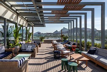 Portfolio Rooftop Bar Design, Roof Top Cafe, Rooftop Restaurant Design, Restaurant Exterior Design, Roof Truss Design, Outdoor Restaurant Design, Restaurant Exterior, Terrace Restaurant, Cafe Terrace