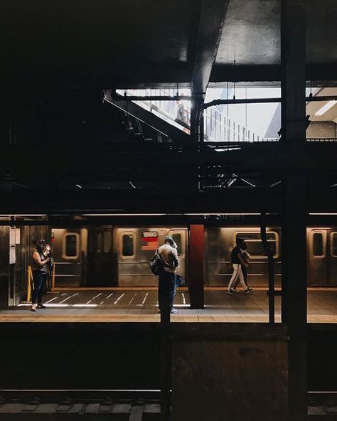 Subway Cinematography, Crowded Subway, Nyc Subway Photography, Nyc Subway People, Nyc Subway Station, Subway Station Aesthetic Dark, Basquiat Paintings, Business Girl, New York Subway 1970s