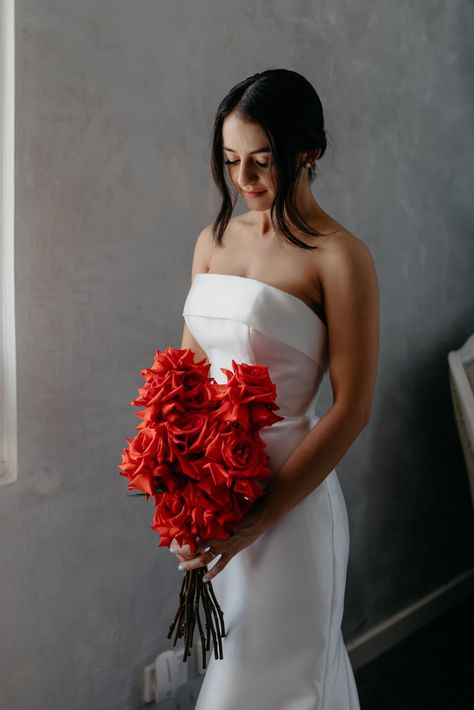 Monica + Dean by Jimmy Raper Wedding Photographer - Together Journal - Weddings Long Stem Red Rose Wedding Bouquet, Bride With Red Bouquet, Red Bride, Red Rose Wedding Bouquet, Red Roses Wedding Decor, Red Roses Wedding, Red Wedding Bouquet, Red Rose Bridal Bouquet, Red Rose Bouquet Wedding