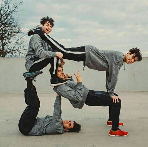 😘😇 Brother ❤ Funny Poses 4 People, Stunts For 4 People, Yoga Poses For 4 People Easy, Yoga Challenge 4 People, Fun Stunts, Funny Group Pictures, Group Yoga Poses, Dobre Brothers, Animation Photo