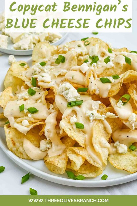 These Copycat Bennigan's Blue Cheese Chips are a delicious, cheesy snack or appetizer recipe inspired by the restaurant. Kettle chips are topped with a creamy cheese sauce, blue cheese, and green onions. Copycat Recipes Desserts, Kettle Cooked Chips, Italian Recipes Appetizers, Healthy Party Snacks, Restaurant Appetizers, Creamy Cheese Sauce, Cheesy Snack, Cheese Chips, Bite Size Appetizers