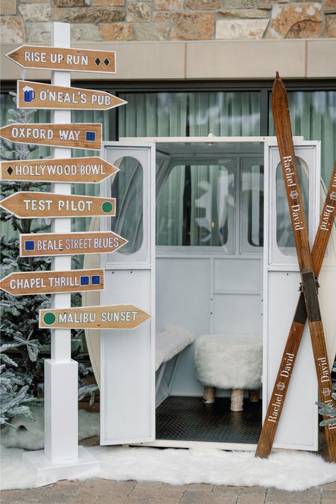 This Deer Valley wedding incorporated a personalized photo booth, with custom skis and a gondola with plush seating. See the full wedding, including a snowy ceremony and Western-themed welcome party, on PartySlate. Apres Ski Party Decoration, Middle School Decor, Ski Lodge Christmas, Draping Decor, Deer Valley Wedding, Ski Gondola, Ski Wedding, Western Winter, Winter Chalet