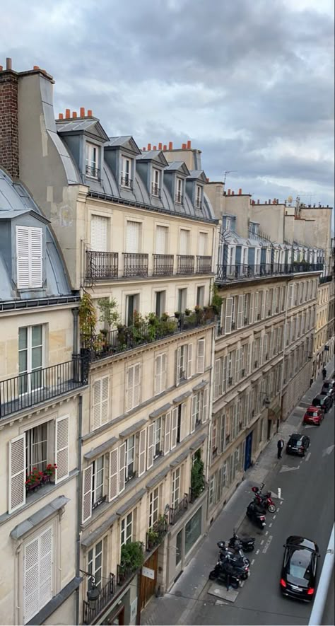 French Townhouse Aesthetic, Paris Apartment Building, Classic French Architecture, French Apartment Building, Paris Buildings Architecture, Paris Apartments Exterior, Bloxburg Paris Town, Paris Buildings Aesthetic, Paris Apartment Exterior