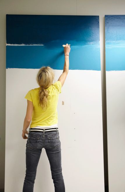 How to create an ombré wall: DIY in seven steps Ombre Wall Paint, Ombre Painted Walls, Ombré Wall, Ombre Paint, Wall Painting Techniques, Ombre Wall, Wall Lights Living Room, Kitchen Wall Lights, Diy Ombre