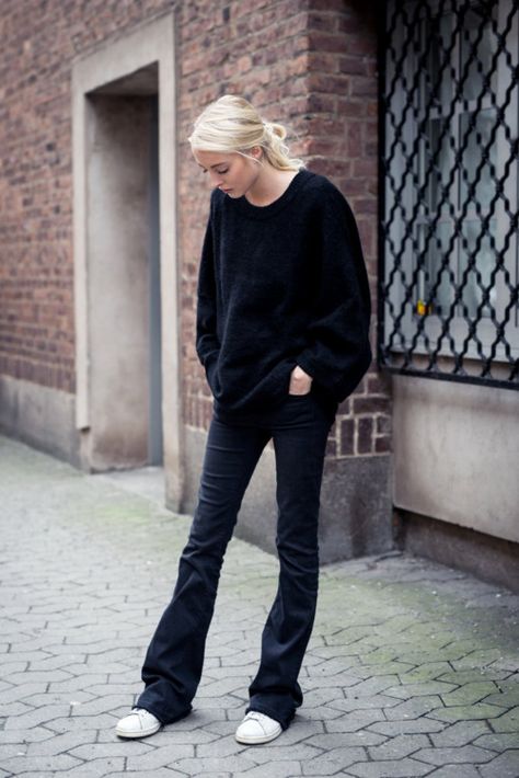 Flare Jeans Outfit, Black Flare Jeans, Oversize Pullover, Black Flare, Jeans Outfit, Jeans Bootcut, Mode Inspo, 가을 패션, Looks Style