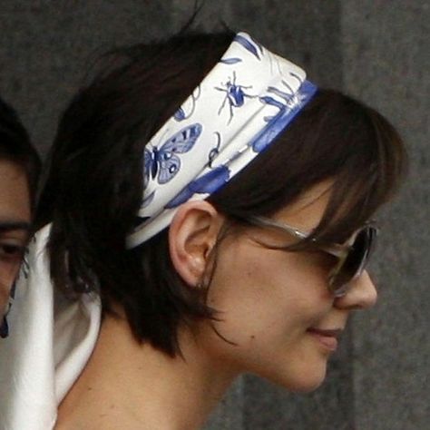 Headscarf + angled bob = cute Hairstyles Bandana, Bandana Hairstyles Short, How To Wear Headbands, Headbands For Short Hair, Head Scarfs, Head Scarf Styles, Peinados Fáciles Para Cabello Corto, Penteado Cabelo Curto, Bandana Hairstyles