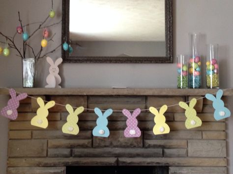 Easter Cubicle Decorations, Diy Easter Window Decorations, Easter Staircase Decor, Easter Ceiling Decorations, Easter Office Decor, Easter Decorations Mantle, Easter Garland For Stairs, Easter Paper Garland, Pascuas Ideas