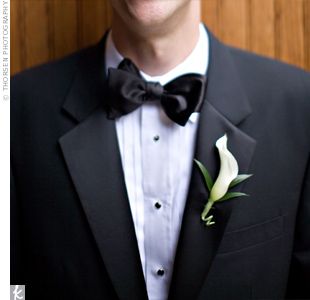 Groom Boutonniere Calla Lily, Single Flower Bouquet Bridesmaid Calla Lily, Cala Lily Boutonniere Groomsmen, Lily Boutineer, Calla Lily Buttonhole, Calla Lilly Boutineer Ideas, Diy Wedding Flower Centerpieces, Calla Lily Boutonniere, Pink Calla Lilies