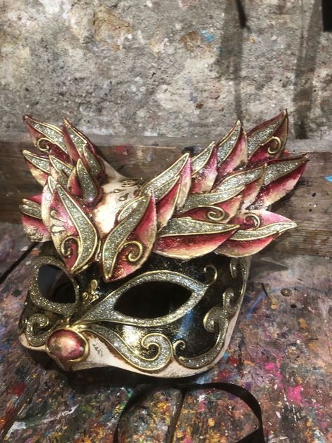 Original hand-painted Venetian mask embellished with stucco decoration and non-toxic acrylic colours. Elegant cat mask decorated with baroque friezes and glitter. -Made in Italy hypoallergenic and non-toxic material/resin. -Dimensions/18x18 Unisex -History of the mask/a double legend intertwines the fate of this cat-like mask. From ancient texts it appears to be a "Sacred" animal for the city of Venice as it would have saved it from the terrible plague of the 16th century by managing to defeat t Clown School, Sheep Head, Elegant Cat, Carnival Mask, Party Mask, Acrylic Colours, Costume Masks, Venetian Mask, Carnival Masks